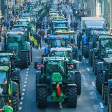 Mil tractores toman Bruselas en protesta con violencia por precariedad del sector agrícola